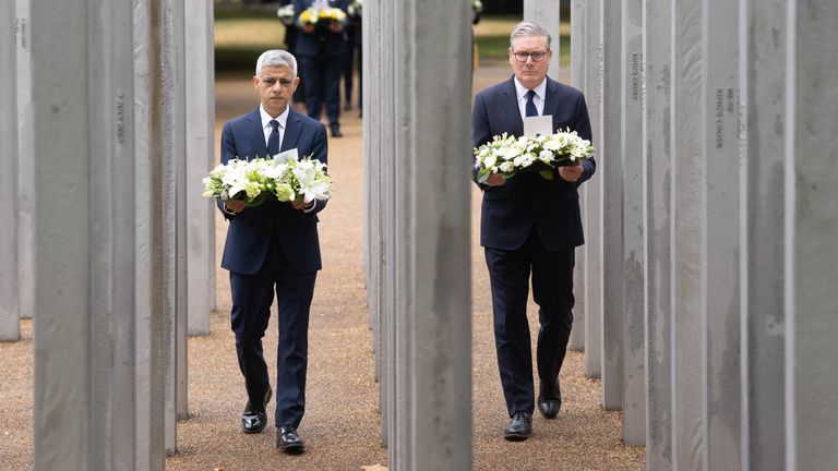 Předseda vlády, sir Keir Starmer (vpravo) a starosta Londýna Sir Sadiq Khan položí věnec na památníku 7/7 v Hyde Parku v Londýně, Mark