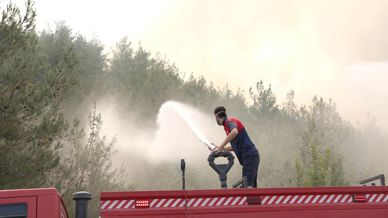 Hasič reaguje na požár poblíž Osmaneli v západní provincii Bilecik v Turecku. Pic: Dilara Senkaya, Reuters
