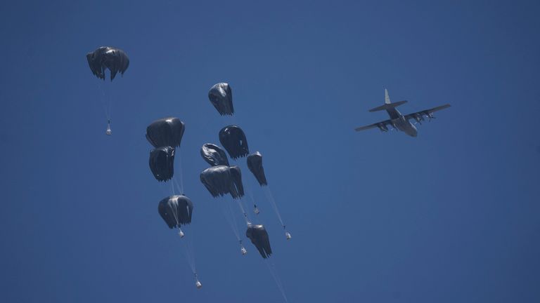 V neděli vzduch padá pozemek nad městem Gazy. Pic: Ap