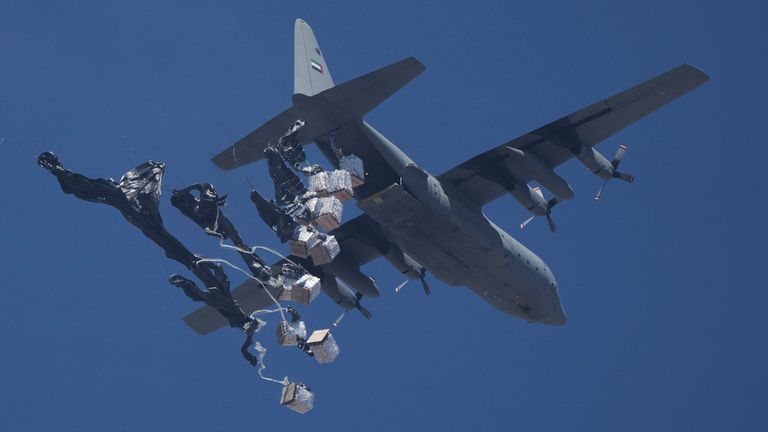 Letadlo v neděli upustí pomoc nad městem Gazy. Pic: Ap