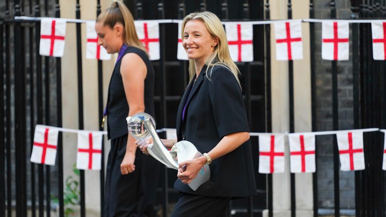 Kapitán týmu Anglie Leah Williamson nese trofej, když opustí zvláštní recepci, na oslavu svého vítězství ve finále Euro 2025 v Downing Street v Londýně, pondělí 28. července 2025. (AP Photo/Kirsty Wigglesworth)