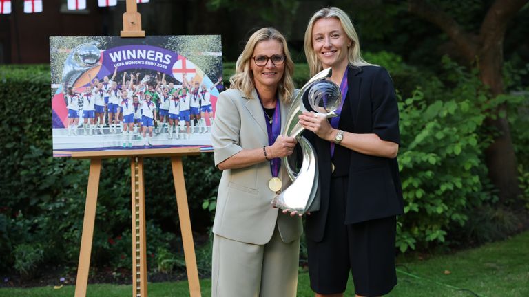 Sarina Wiegman a Leah Williamson s trofejí, když ona a členové anglického týmu se účastní recepce v Downing St. Pic: PA 