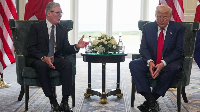 Americký prezident Donald Trump se setká s britským premiérem Keirem Starmerem v golfovém klubu Trump Turnberry 28. července 2025 v Turnberry, Skotsko, Británie. Christopher Furlong/Pool Via Reuters