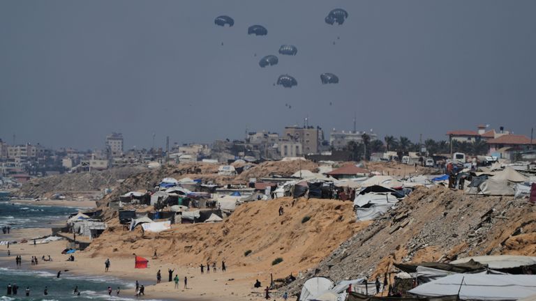 Humanitární pomoc je aidropped na Palestince přes Strip Central Gaza, jak je vidět z Khan Younis v pondělí 28. července 2025. (AP Photo/Abdel Kareem Hana)