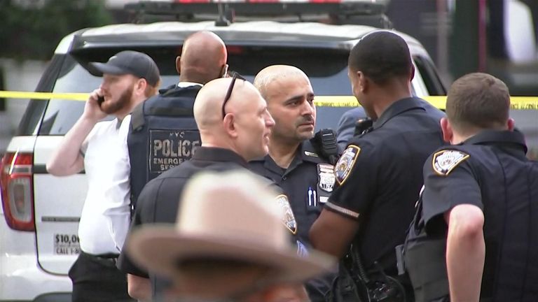 Policisté poblíž scény v New Yorku