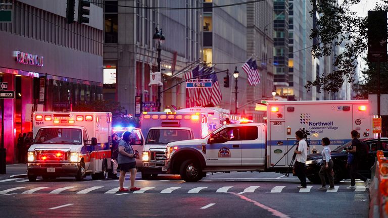 Pohotovostní služby na scéně v New Yorku. Pic: Reuters