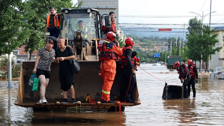 Záchranné dělníci v Miyunu. Pic: Reuters