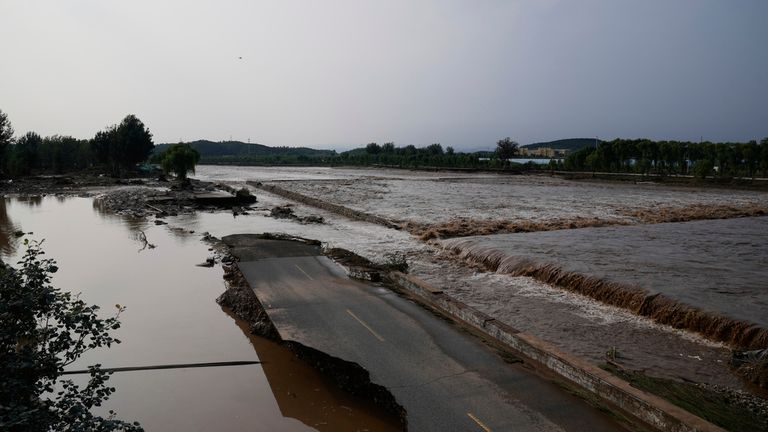 Poškození silnice v okrese Miyun. Pic: Ap