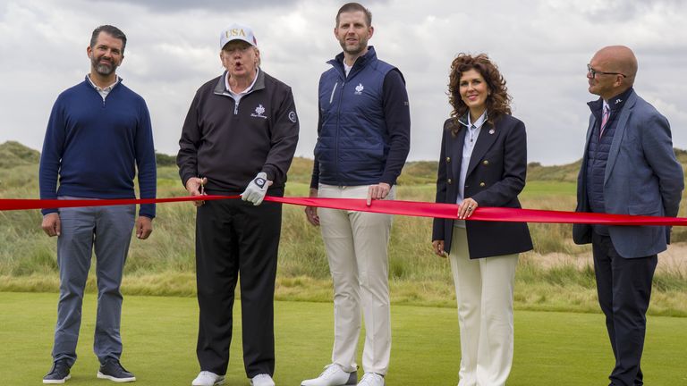 Americký prezident Donald Trump sníží stuhu, aby oficiálně otevřel nový hřiště, druhé mistrovské hřiště na Trump International Golf Link