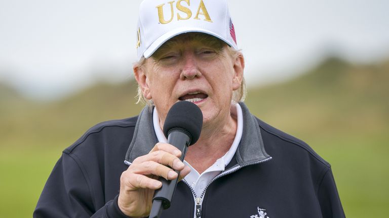 Prezident Donald Trump na prvním odpaliště nového hřiště, druhého šampionátu v Trump International Golf Links, na Menie 
