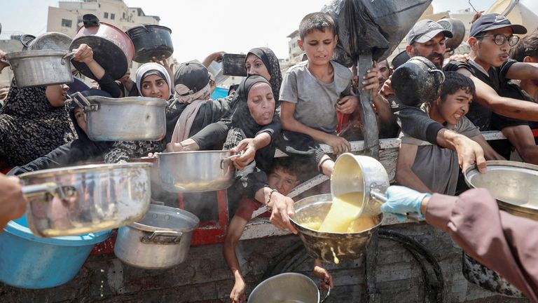 Palestinci se shromažďují, aby dostávali jídlo z charitativní kuchyně, uprostřed hladové krize, v Gaza City, 28. července 2025. Reuters/Khamis al-Rifi