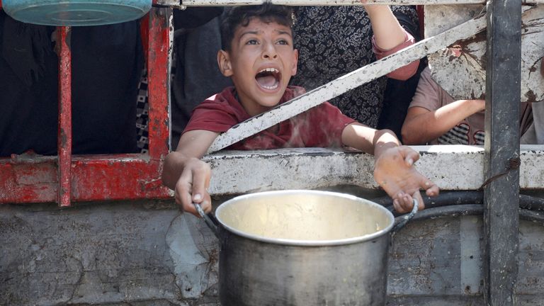 Palestinština reaguje, když čeká na přijetí jídla z charitativní kuchyně v Gaze.  Pic Reuters