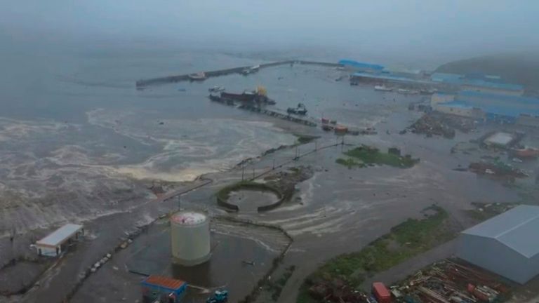 Tento obrázek pořízený z videa zveřejněného geofyzikální službou Ruské akademie věd ukazuje následky tsunami, která zasáhla pobřežní oblast Sever-Kurilska na ostrově Paramushir Ostrens, Rusko, ve středu 30. července 2025.