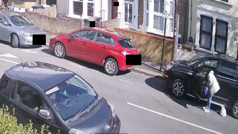 CCTV ukázal Parkerovi čištění automobilu po vraždě. Pic: Met Police