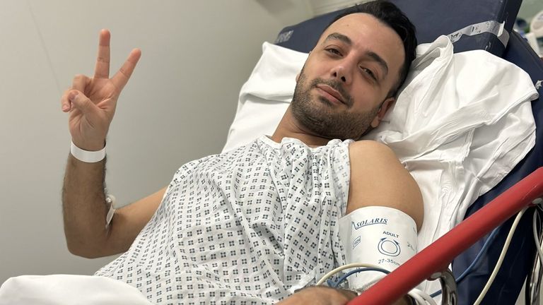 Poia Zeraati sdílí svou fotografii z nemocničního lůžka poté, co byl bodnut. Pic: x / @Pouriazeraati