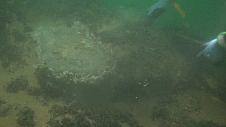 Potápěč s dřevěnou hrudníkem vycházející z vraku.   Pic: Pascoe Archeology