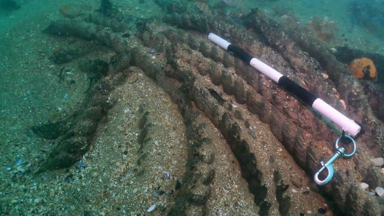 Na palubě z lodi ležící lano ležící lano ležící lano lana z lodi. Pic: MSDS MARINE
