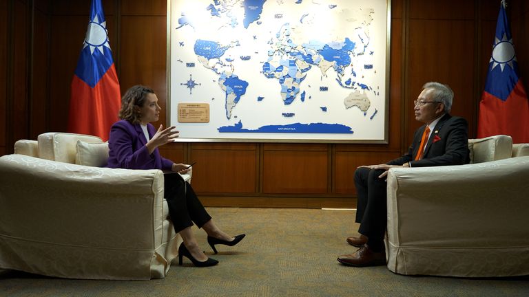 Helen-Ann Smith se posadí s tchajwanským zástupcem ministra zahraničí Wu Chihchung v Taipei
