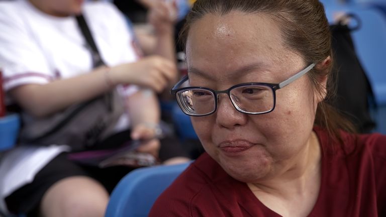 Žena na baseballové hře v Tchajwanském městě Taoyuan. Řekla o Donaldovi Trumpovi „Myslím, že je docela šílený.“