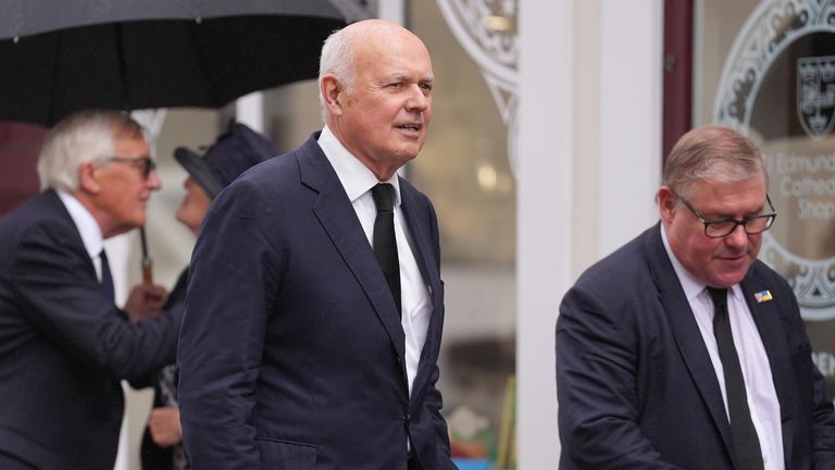Sir Iain Duncan Smith (střed) a Mark Francois (vpravo) se účastní pohřbu lorda Normana Tebbit, v katedrále St Edmundsbury v Bury St Edmunds. Bývalý ministr kabinetu zemřel 7. července ve věku 94 let. Datum obrázku: Čtvrtek 31. července 2025. Foto kredit by měl číst: Joe Giddens/PA Wire