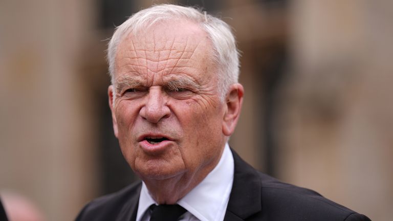 Lord Jeffrey Archer odchází z pohřbu lorda Normana Tebbita v katedrále St Edmundsbury v Bury St Edmunds. Bývalý ministr kabinetu zemřel 7. července ve věku 94 let. Datum obrázku: Čtvrtek 31. července 2025. Foto kredit by měl číst: Joe Giddens/PA Wire