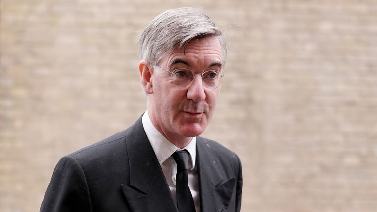 Sir Jacob Rees-Mogg se účastní pohřbu lorda Normana Tebbita v katedrále St Edmundsbury v Bury St Edmunds. Bývalý ministr kabinetu zemřel 7. července ve věku 94 let. Datum obrázku: Čtvrtek 31. července 2025. Foto kredit by měl číst: Joe Giddens/PA Wire
