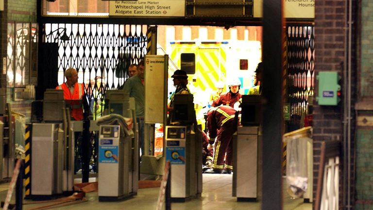 Pohotovostní služby na stanici Aldgate po jednom z výbuchu. Pic: Pa