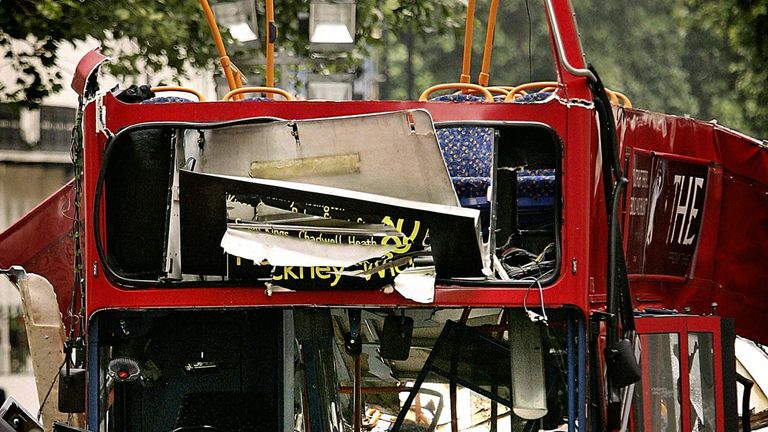 Počkej 30 autobus s dvojitým vložením na náměstí Tavistock, který byl zničen bombou 7/7. Soubor pic: PA