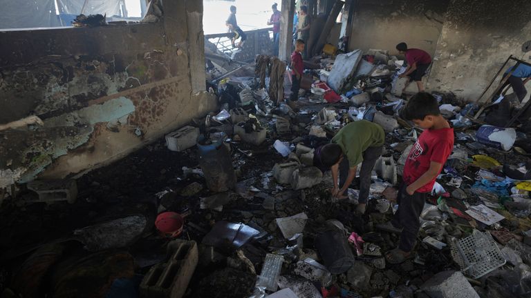 Palestinci zkoumají ničení ve škole používané jako úkryt poté, co byl zasažen izraelským leteckým úderem ve městě Gazy ve čtvrtek 3. července 2025. (AP Photo/Jehad Alshrafi)