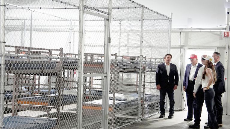 Donald Trump, Ron DeSantis a Kristi Noem Tour "Aligátor Alcatraz,"Pic: Ap