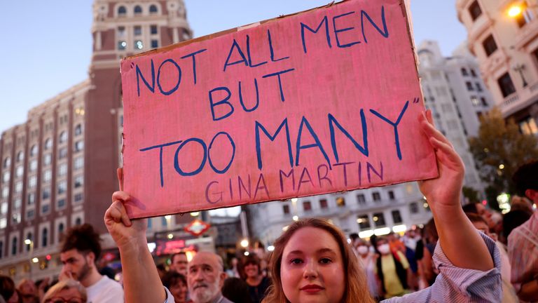Jiní drželi známky protestující proti sexismu