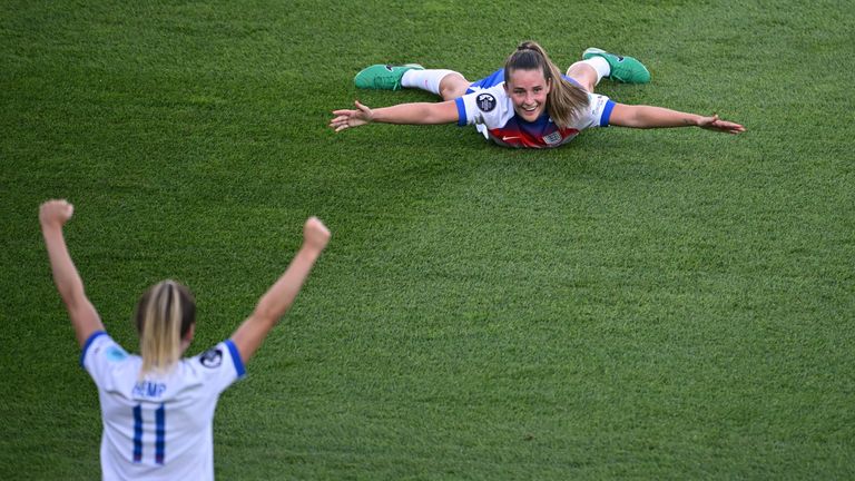 Anglie Ella Toone a Lauren Hemp slaví v Liveness Route Nizozemska.  Pic: Reuters