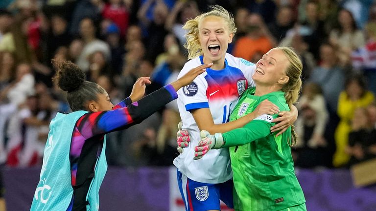 Anglie brankář Hannah Hampton (R) slaví se spoluhráči poté, co bok porazil Švédsko. Pic: Ap