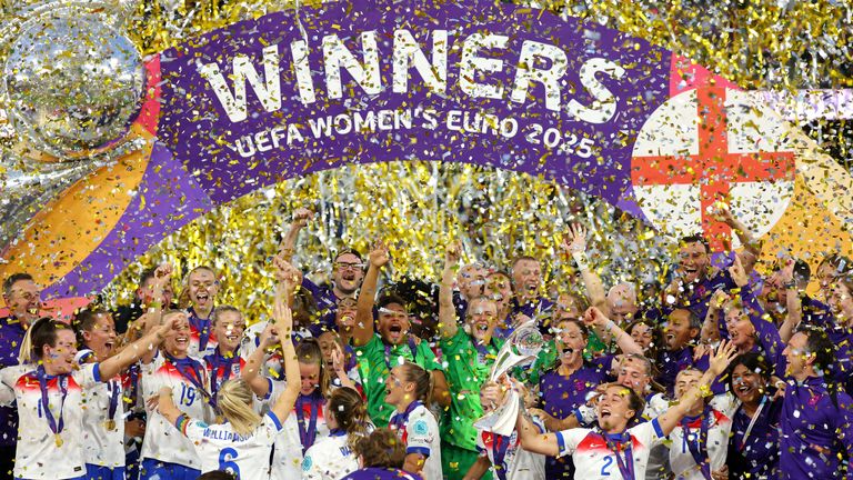 Anglii hráči oslavují trofej po vítězství v Euro UEFA Euro 2025. Obrázek: Reuters