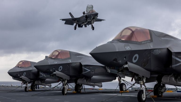 Nedatovaná letáková fotografie vydaná Minstry Defense of F-35 Lightning Jet přistává zpět na HMS Prince of Wales během své kvalifikace nosiče, zatímco na operaci Highmast, osmiměsíční nasazení do Indo-Pacifického regionu. Datum vydání: pondělí 28. dubna 2025. Fotografický kredit by měl číst: AS1 Amber Mayall RAF/PA Wire .... Poznámka pro editory: Tato fotografie z letáku lze použít pouze pro účely redakčního hlášení pro současnou ilustraci událostí, věcí nebo lidí na obrázku nebo faktech uvedených v titulku. Opětovné použití obrázku může vyžadovat další povolení držitele autorských práv. ..                                                                                                                                                                                                                                                                                                                                                                                                                        