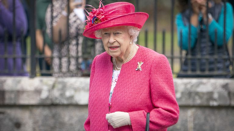 Queen Elizabeth II během inspekce společnosti Balaklava, 5 prapor královského pluku Skotska u bran v Balmoralu, když se ujímá letní rezidence na hradu. Datum obrázku: pondělí 9. srpna 2021.