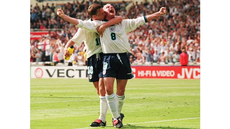 Anglie Paul Gascoigne slaví s Teddy Sheringhamem po bodování proti Skotsku.  Pic: Reuters