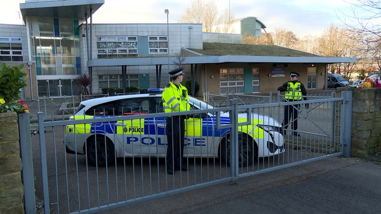 Po bodnutí po bodnutí policisté mimo katolickou střední školu All Saints v Sheffieldu. Pic: Pa