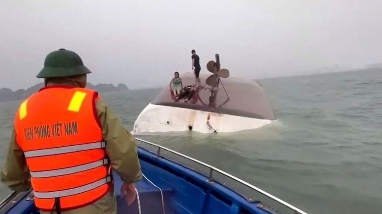 Lidé na přehodnocené turistické lodi jsou zachráněni v Ha Long Bay ve Vietnamu. Obrázek: Qdnd přes AP
