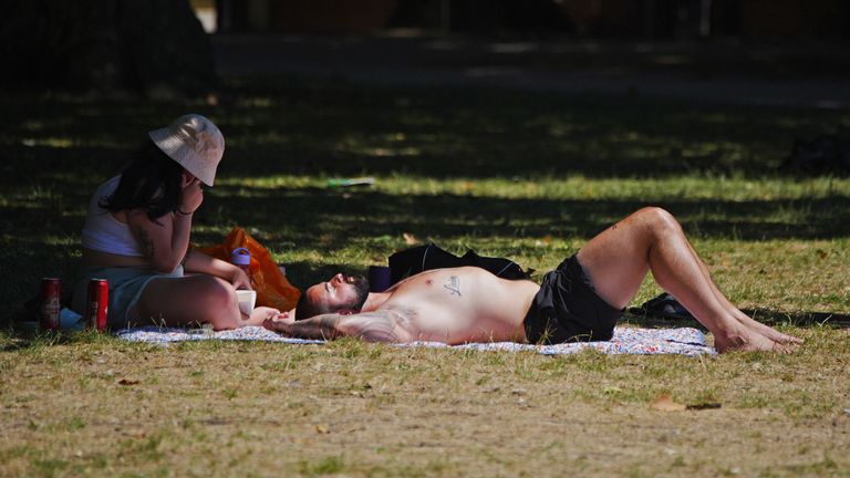 Lidé si v neděli užívají horké počasí v Bristolu. Pic: Pa
