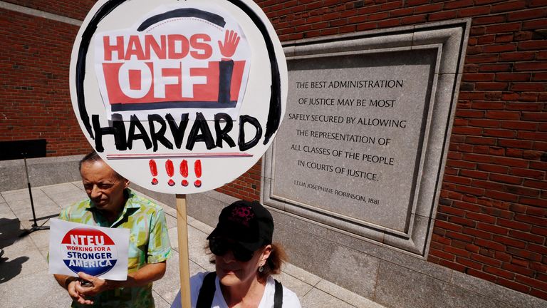 Demonstranti se připojí ke skupině Crimson Courage, kteří se shromáždili na podporu Harvardské univerzity během slyšení před federálním soudcem na objednávku U.
