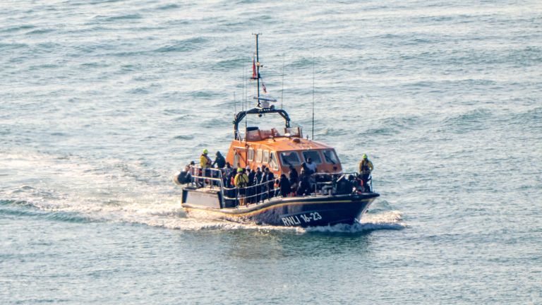 Skupina lidí je přivedena do Doveru, Kent, na záchranném člunu RNLI po malém incidentu lodi v kanálu. Pic: Pa
