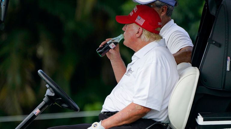Donald Trump pije dietní koks při hraní golfu na Floridě v roce 2022. Obrázek: AP