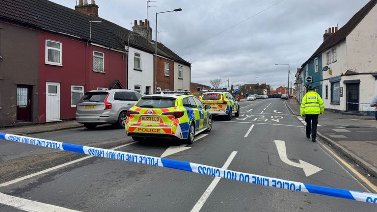 Scéna v Colchesteru, kde čtyři lidé zemřeli poté, co vozidlo narazilo do budovy. Pic: Essex Police/PA