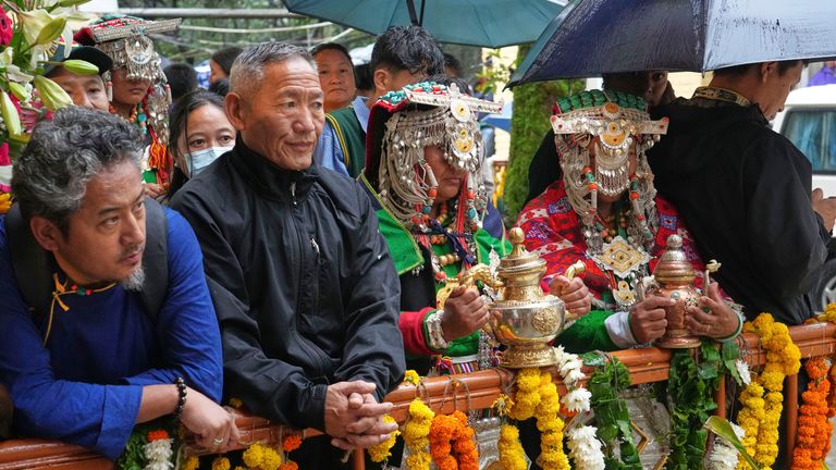 Oddaní v jejich tradičních šatech čekají na příchod tibetského duchovního vůdce. Pic: Ap/Ashwini Bhatia
