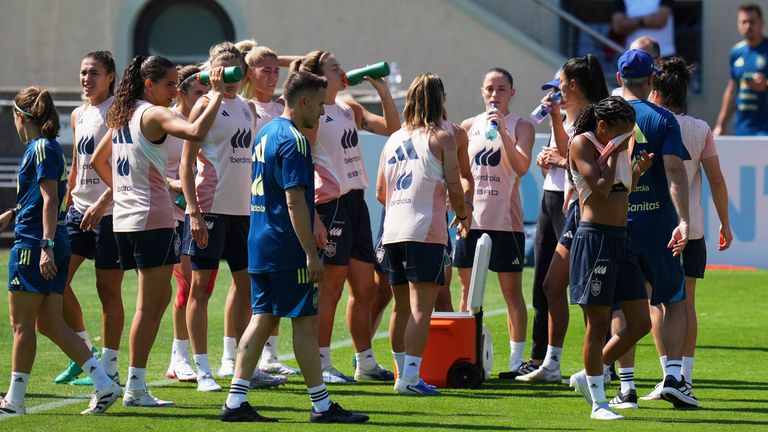 Hráči si napijte během tréninku ve Španělsku fotbalový tým na Euro 2025 v Lausanne ve Švýcarsku úterý 1. července 2025 Obrázek: AP