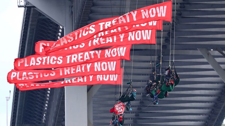 Skupina uvedla, že její aktivisté zabránili tankeru v tom, aby doručil plyn po celých 24 hodin. Pic: Greenpeace