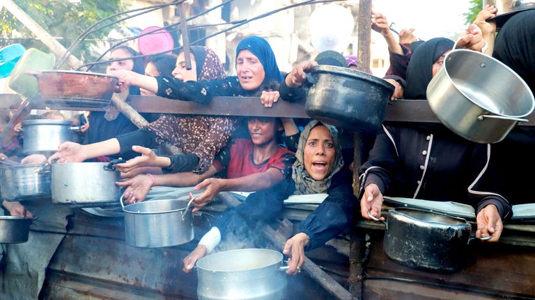 Palestinci reagují, když žádají o jídlo z charitativní kuchyně, uprostřed hladové krize, v městě Gaza, 7. července 2025. Reuters/Ebrahim Hajjaj