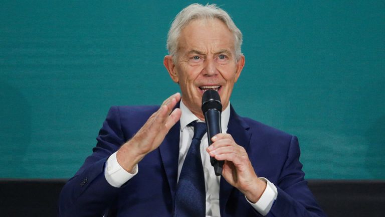 Bývalý britský premiér Tony Blair hovoří během dialogu na mezinárodním Airshow Bali na mezinárodním letišti Ngurah Rai v Kuta v Bali v Indonésii, 18. září 2024. Reuters/Johannes P. Christo