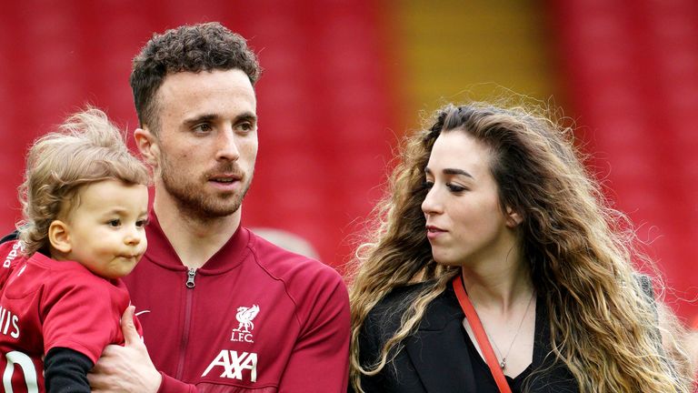 Diogo Jota prochází hřištěm se svou rodinou v roce 2022. Obrázek: PA